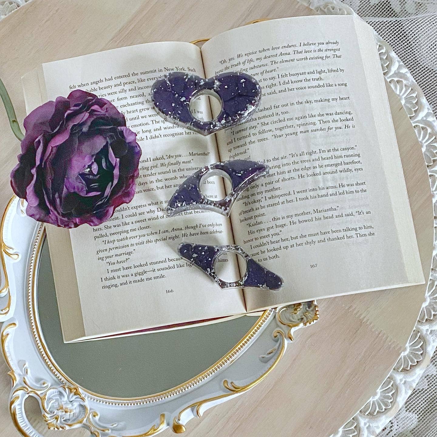 Faire Wine Thumb Book Holder