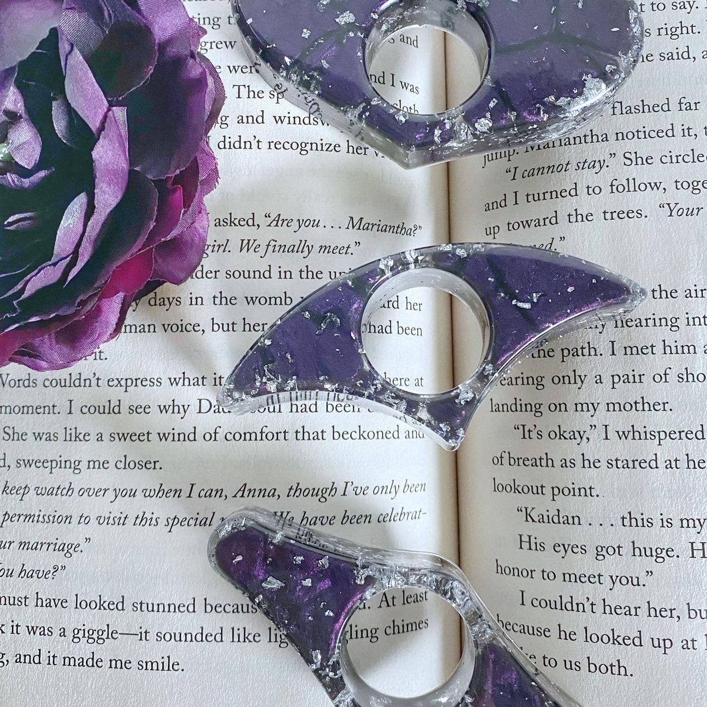 Faire Wine Thumb Book Holders