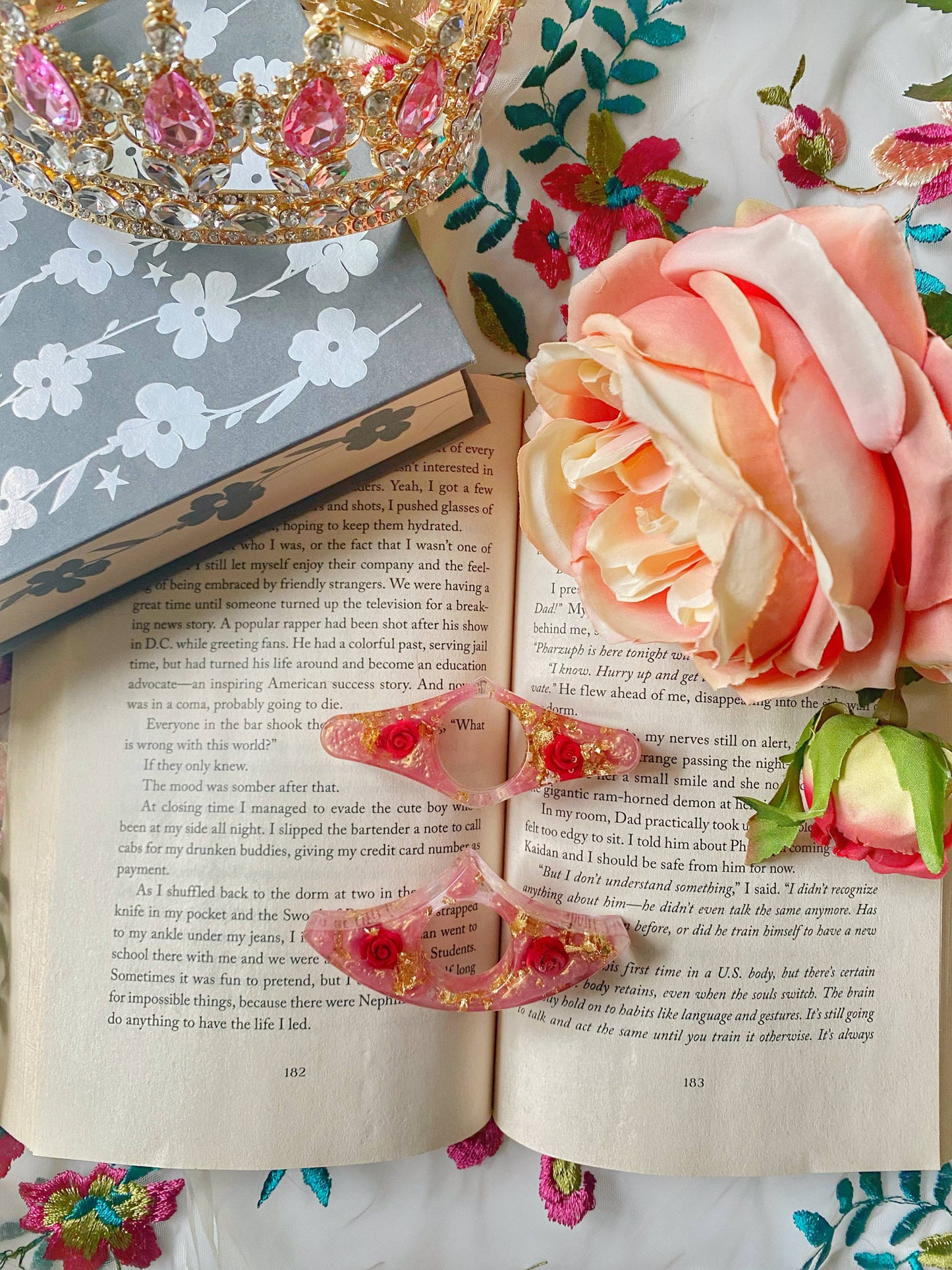 Romantasy Courts Thumb Book Holders