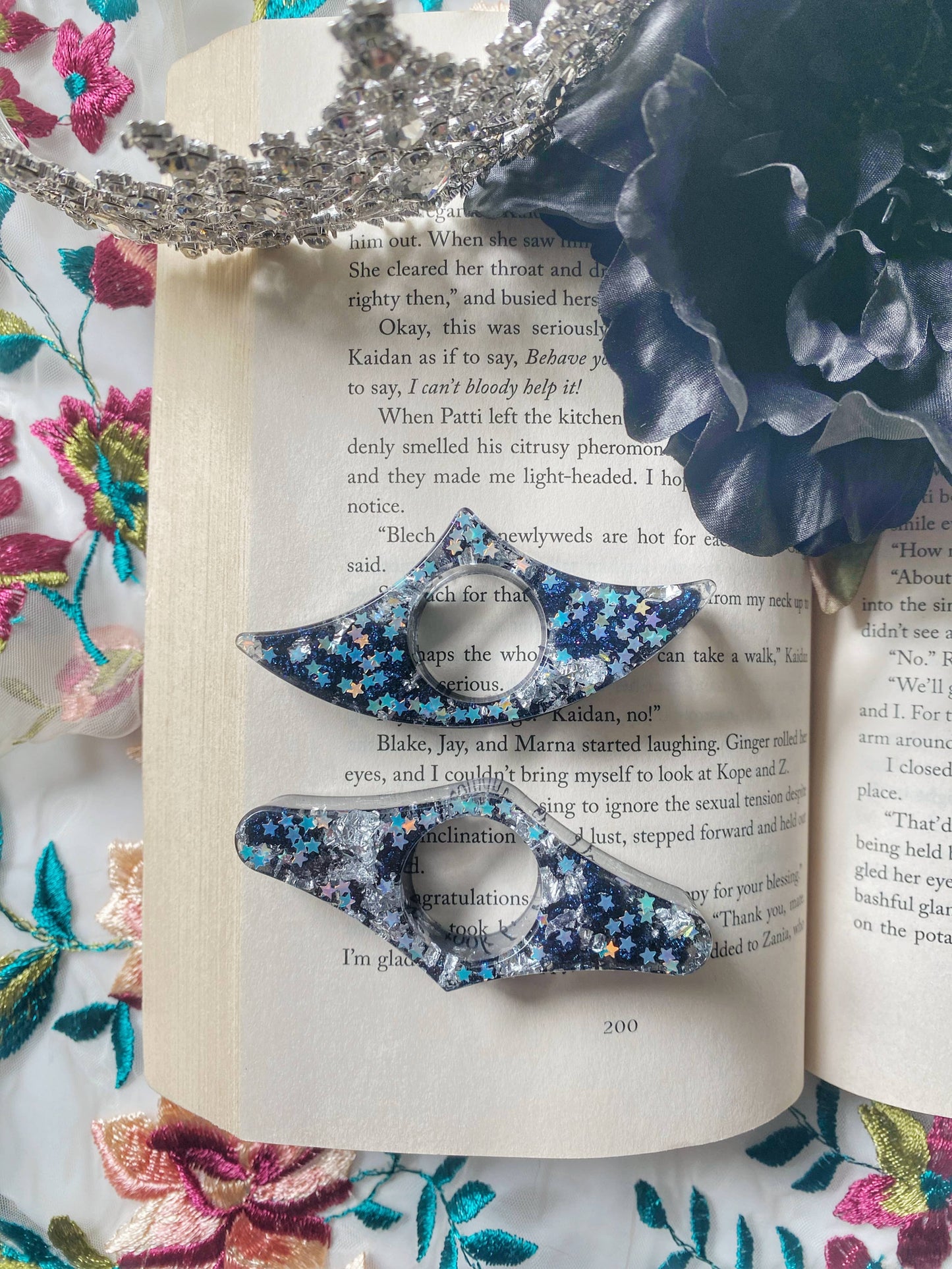 Romantasy Courts Thumb Book Holders