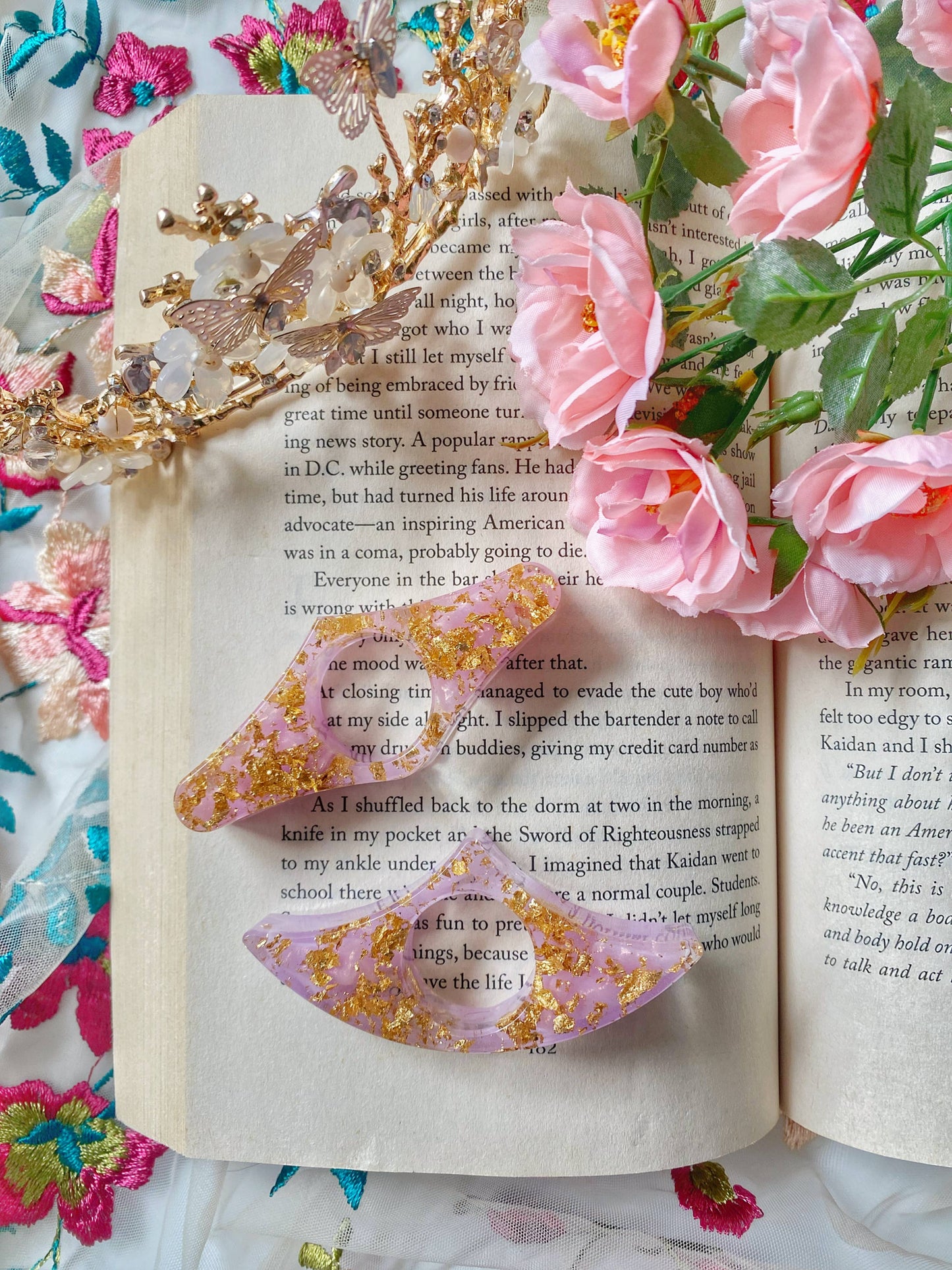 Romantasy Courts Thumb Book Holders