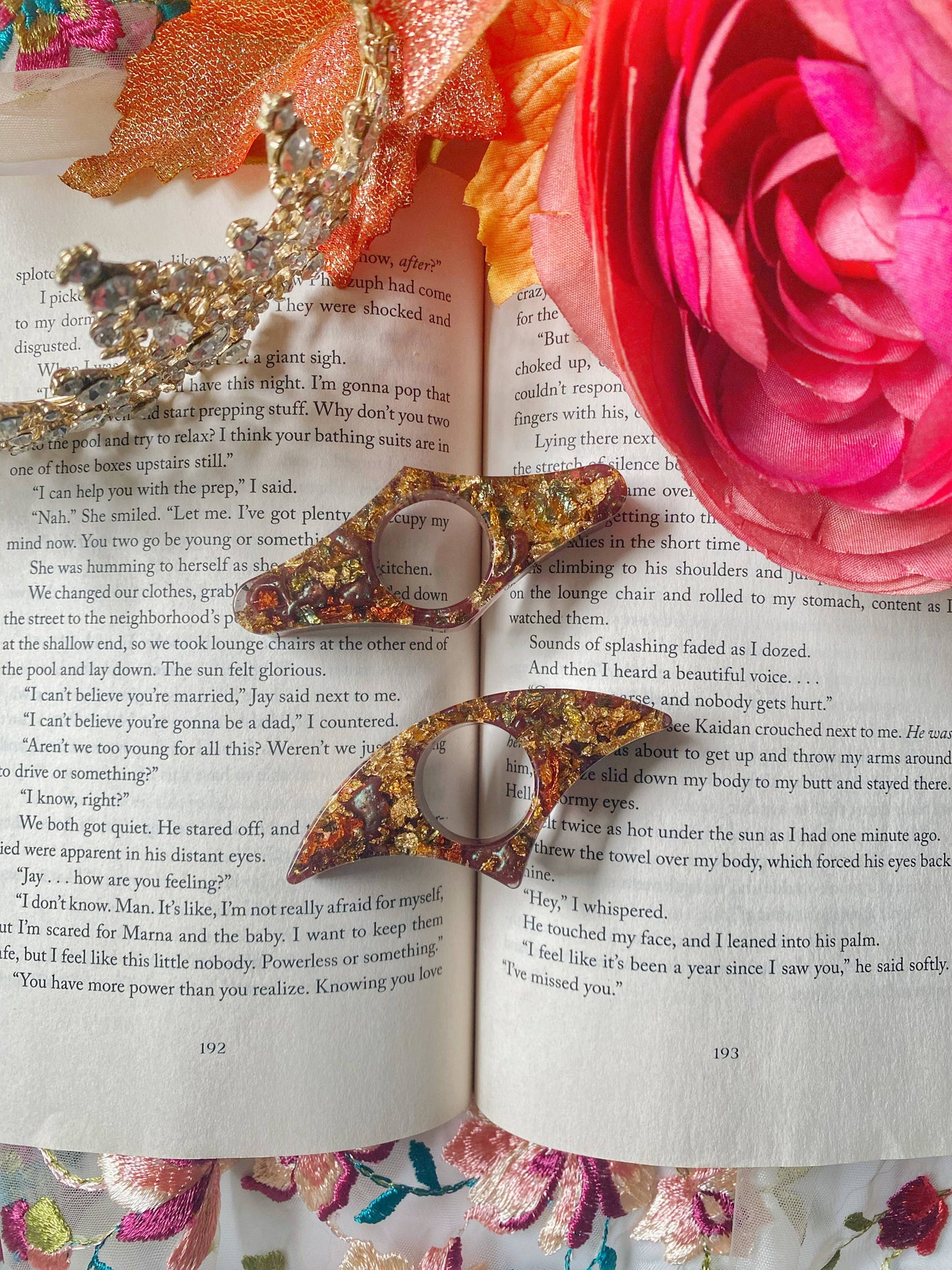 Romantasy Courts Thumb Book Holders