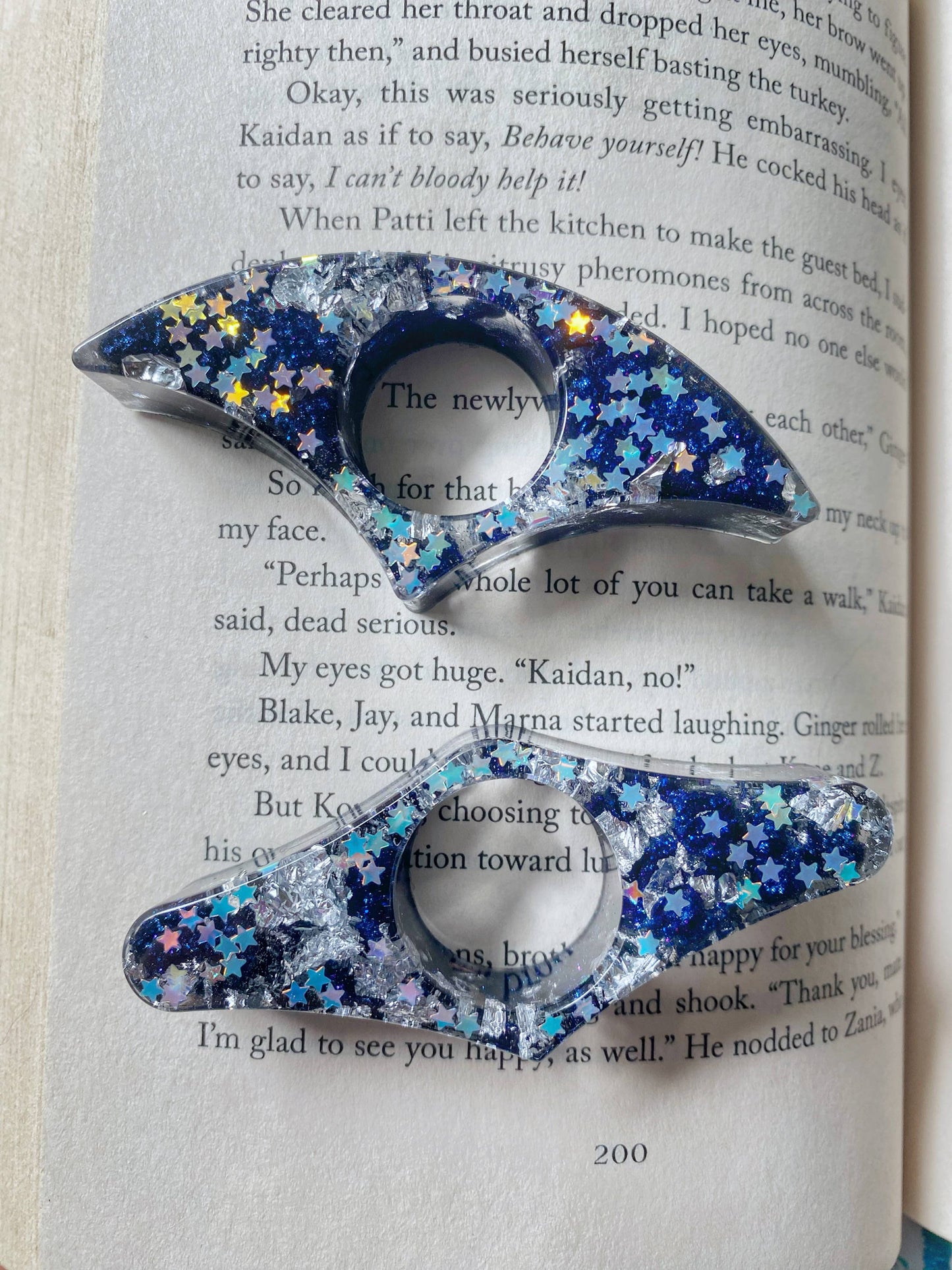 Romantasy Courts Thumb Book Holders