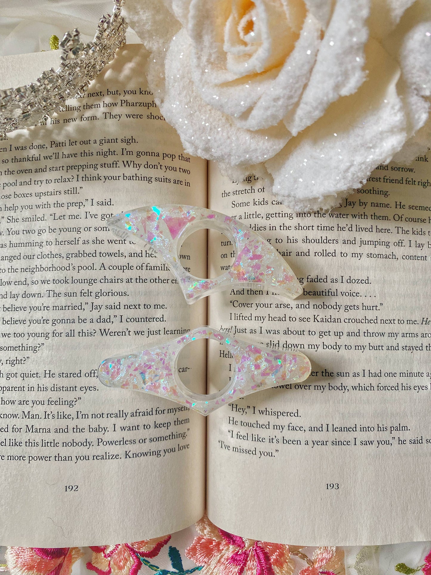 Romantasy Courts Thumb Book Holders