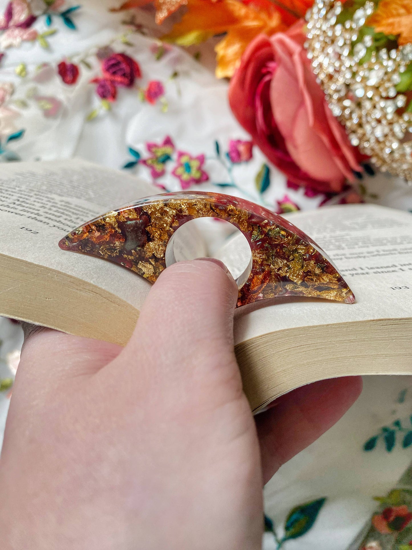 Romantasy Courts Thumb Book Holders