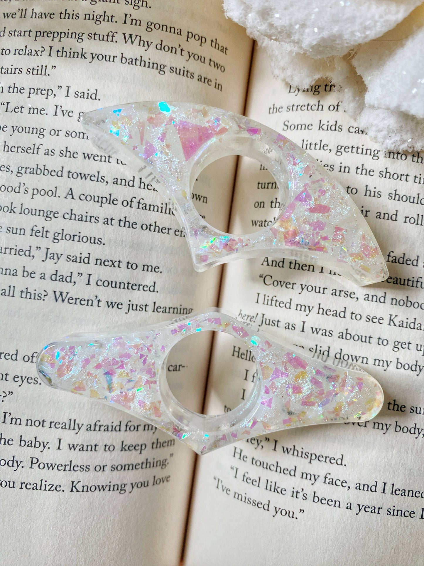 Romantasy Courts Thumb Book Holders