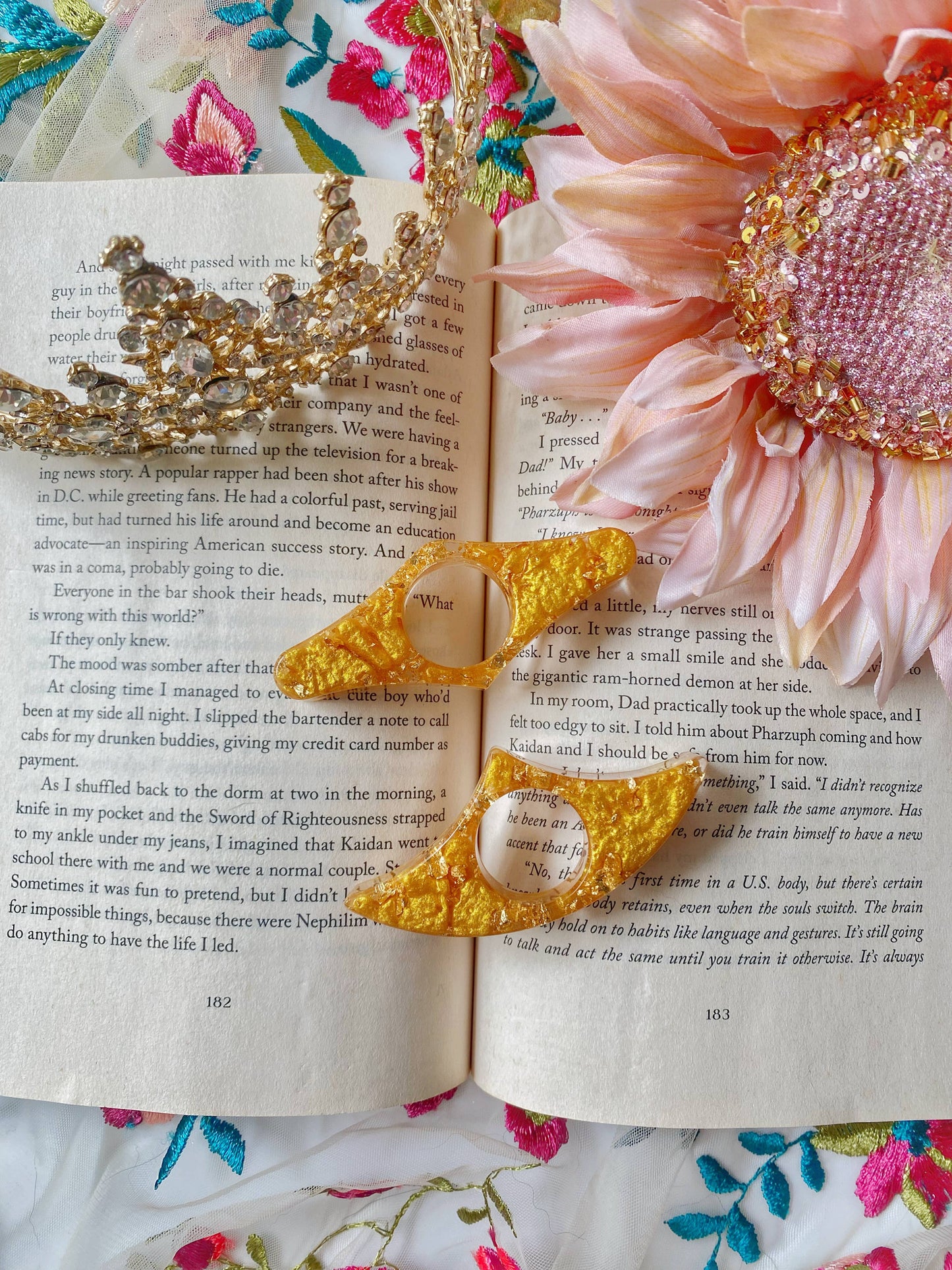 Romantasy Courts Thumb Book Holders