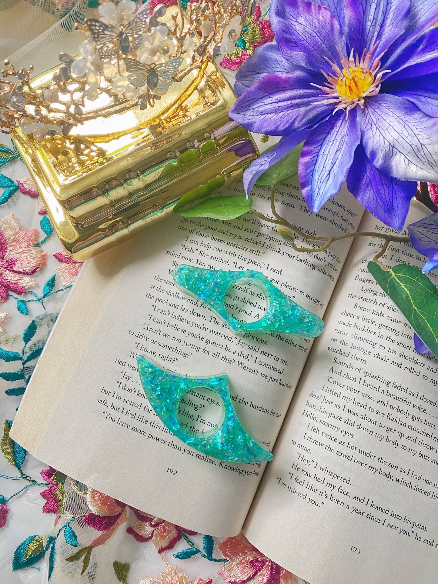 Romantasy Courts Thumb Book Holders