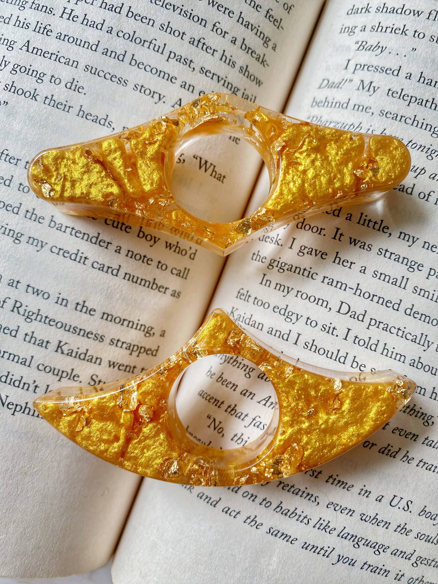 Romantasy Courts Thumb Book Holders