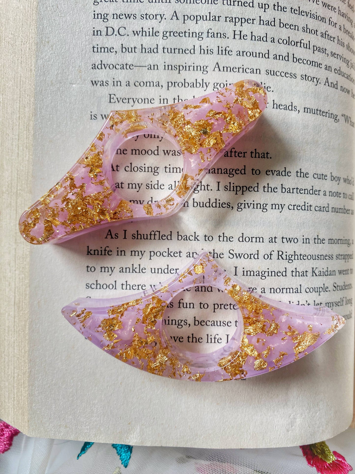 Romantasy Courts Thumb Book Holders