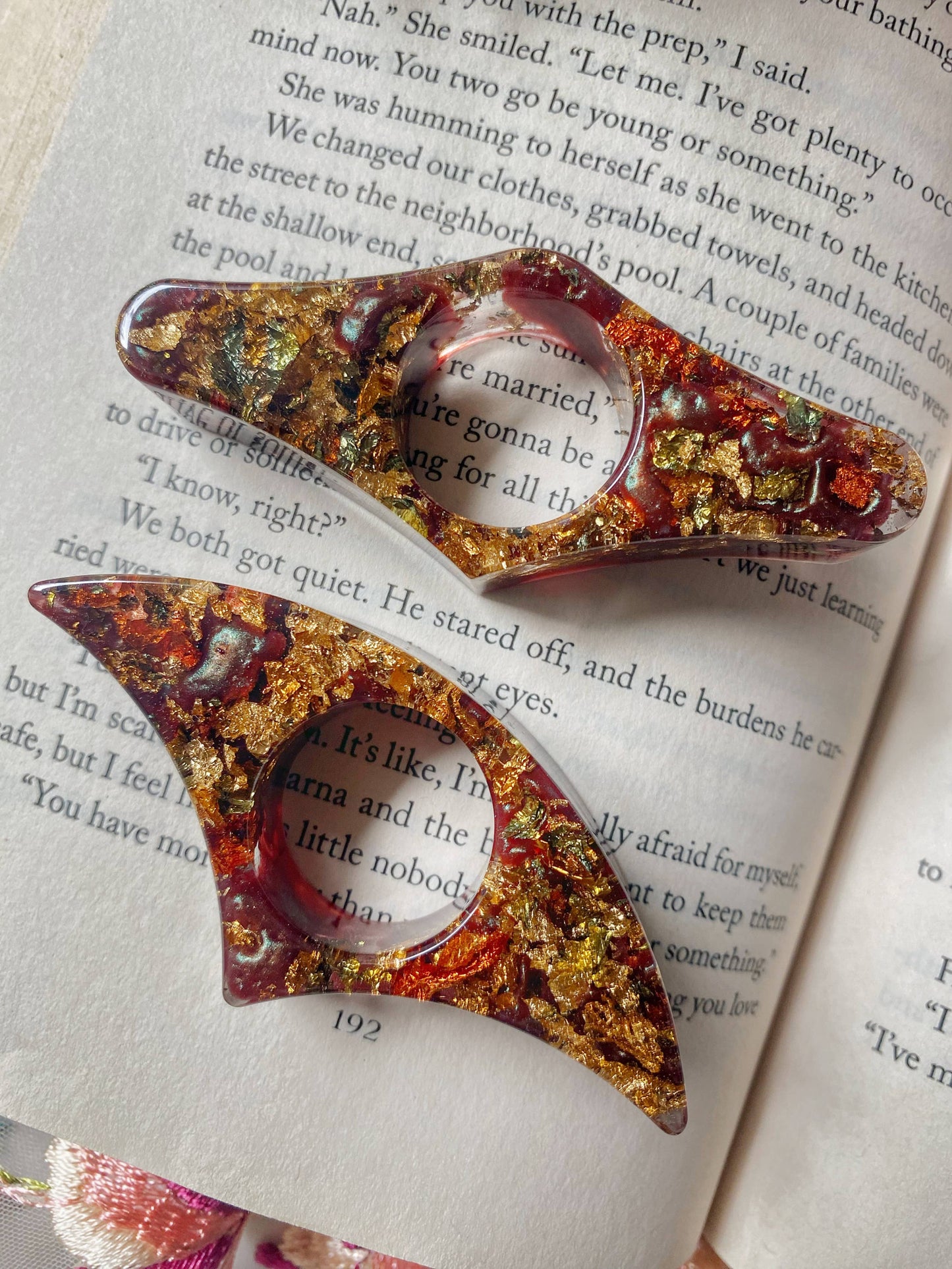 Romantasy Courts Thumb Book Holders