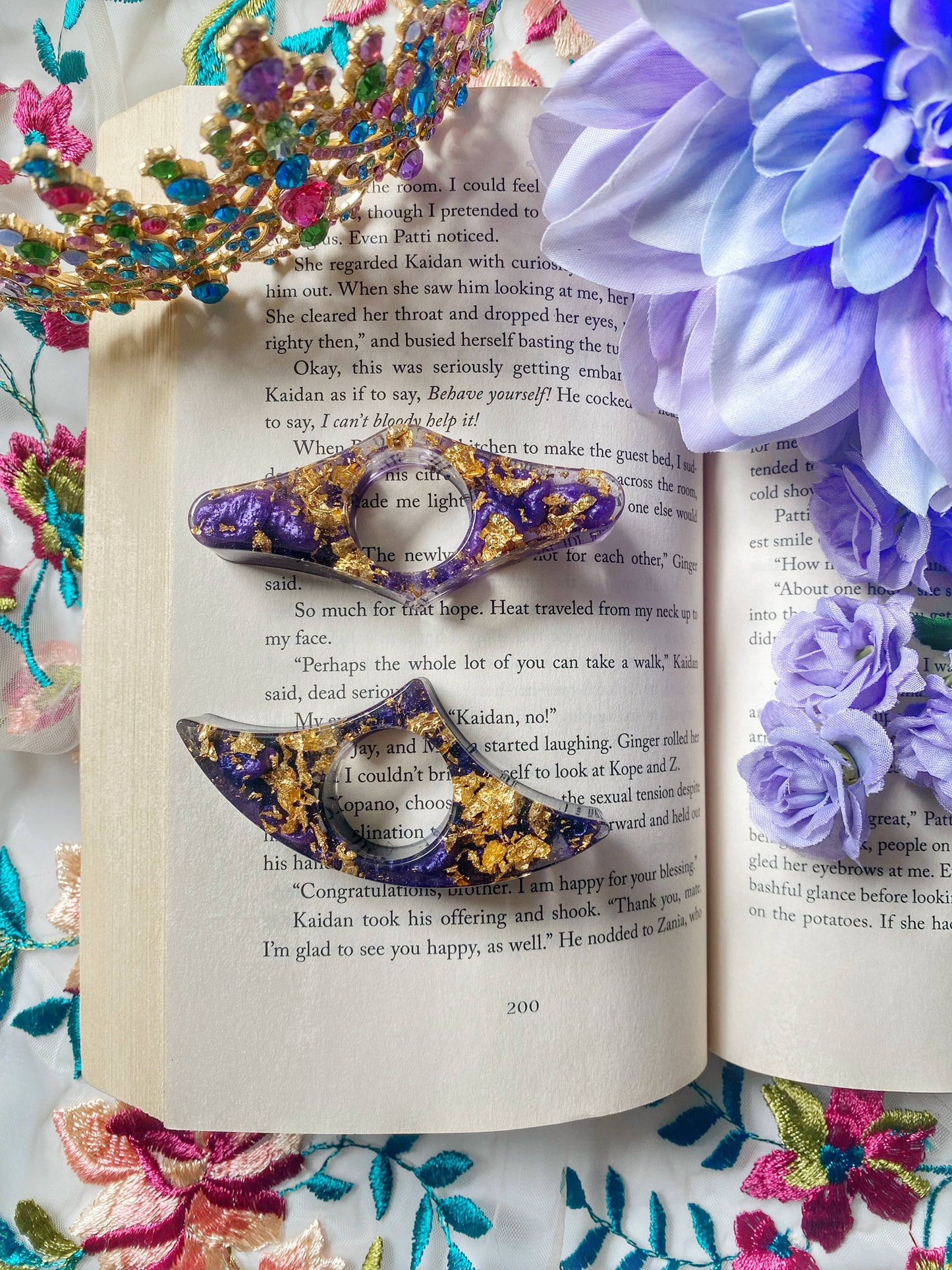 Romantasy Courts Thumb Book Holders